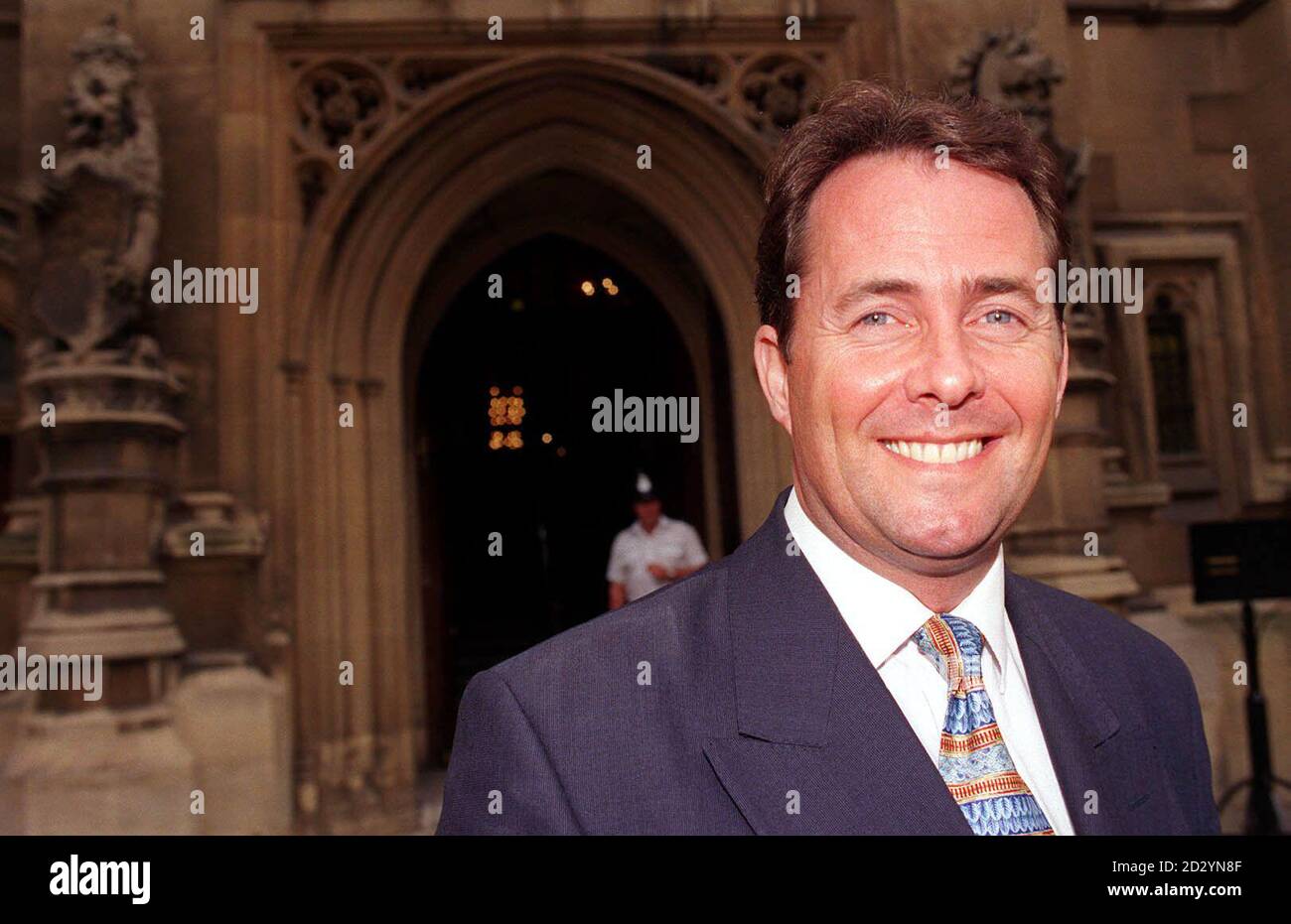 Liam Fox, fotografato fuori dalla Camera dei Comuni diventa portavoce degli affari costituzionali in William Hagues rimpasto del Gabinetto ombra . * 20/12/2000: Liam Fox, che ha emesso una scusa pubblica dopo aver detto una barzelletta sulle Spice Girls che potrebbero essere interpretate come sessiste e razziste. Il dottor Fox ammise di dire la barzelletta - riportata nella colonna del diario del Guardiano - ad una festa di Natale. Ha detto che si rammaricava molto se la sua barzelletta avesse causato qualche offesa a nessuno. 20/2/2001: Fox presenterà una diagnosi dettagliata dei mali del servizio sanitario e la prescrizione conservativa per re Foto Stock