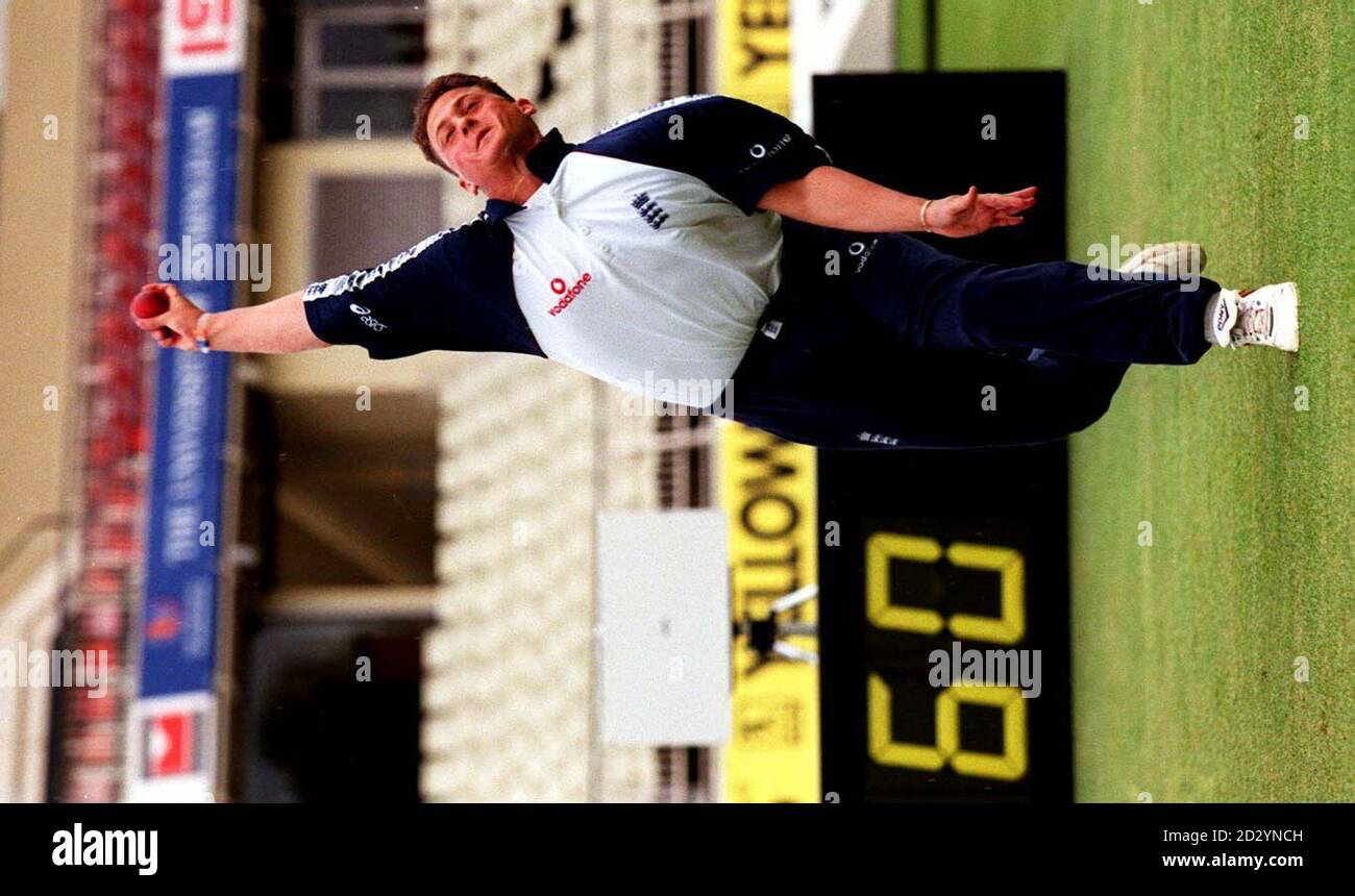 Englands Darren Gough testa il nuovo velocista Yellow Pages (posteriore sinistro sopra la figura 60) che può misurare la velocità esatta della palla di cricket ogni 1/1000 di secondo dalla mano dei bowlers al mat del battente. La macchina sarà in uso durante questa serie di test SUMMERS contro il Sudafrica. Foto PA. Foto Stock