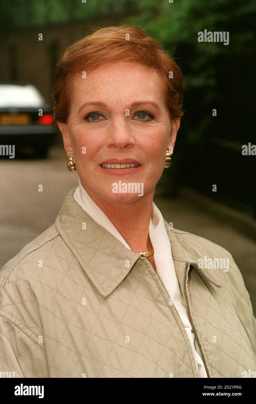 Julie Andrews ad una fotocall a Londra per il nuovo musical 'Dr Doolittle', in cui sarà la voce della Polinesia il pappagallo. Phillip Schofeld giocherà il ruolo di protagonista nella mostra in anteprima all'Apollo di Labatt il 14 luglio. * 19/11/98-potrebbe non cantare mai più, suo marito, il direttore Blake Edwards, ha detto quando parla con la rivista statunitense Parade. 6/12/98-scotched riferisce che la sua carriera di canto è finita a causa di una malattia di gola. 12/2/98-ha confermato che ha perso la sua voce di canto dopo l'intervento chirurgico sulle sue corde vocali e in un'intervista TV dice che sta contemplando citare in giudizio i medici. *15/12/1999 Foto Stock