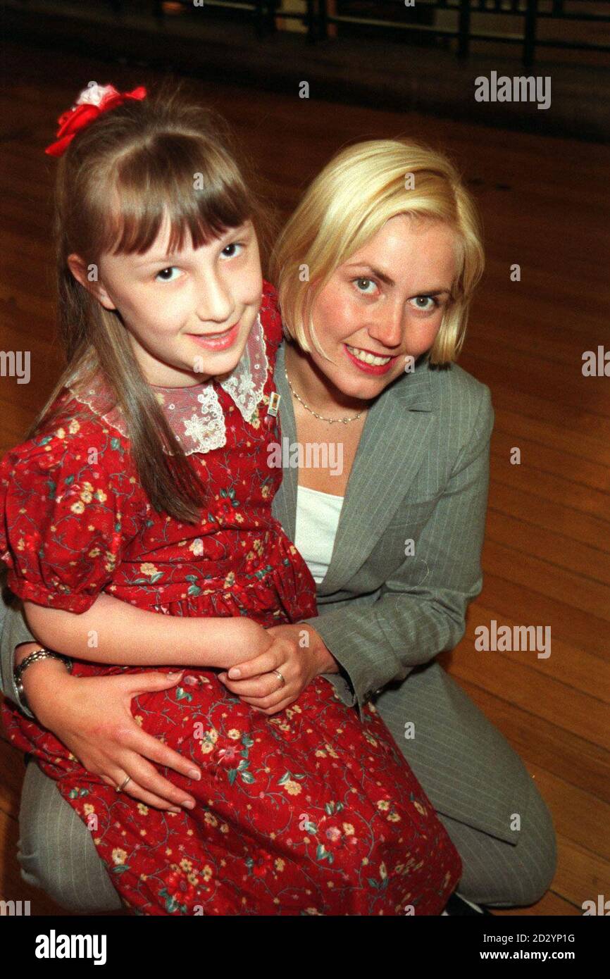 PA NEWS PHOTO 4/6/98 NINE YEAR OLD DISABLED GIRL REBEKAH GOULSTON DA WARRINGTON, CHESHIRE PRESSO IL MUSEO DELLA SCIENZA DI LONDRA CON LISA POTTS PER OFFRIRE CONSIGLI SU COME OTTENERE UN LAVORO LAVORANDO CON I BAMBINI, COME PARTE DELLA 'SETTIMANA DI SCOPE' Foto Stock