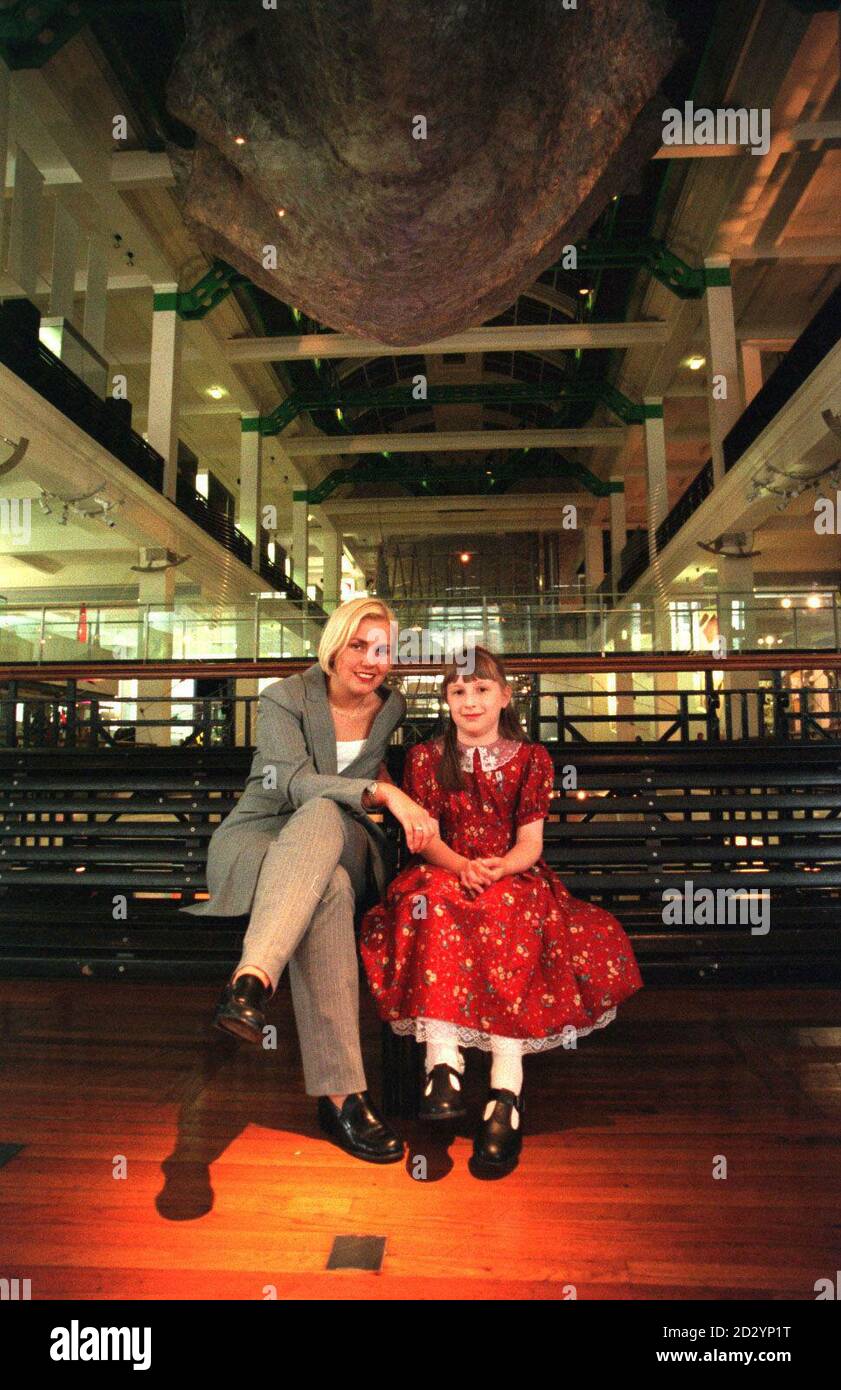 PA NEWS PHOTO 4/6/98 NINE YEAR OLD DISABLED GIRL REBEKAH GOULSTON DA WARRINGTON, CHESHIRE PRESSO IL MUSEO DELLA SCIENZA DI LONDRA CON LISA POTTS PER OFFRIRE CONSIGLI SU COME OTTENERE UN LAVORO LAVORANDO CON I BAMBINI, COME PARTE DELLA 'SETTIMANA DI SCOPE' Foto Stock