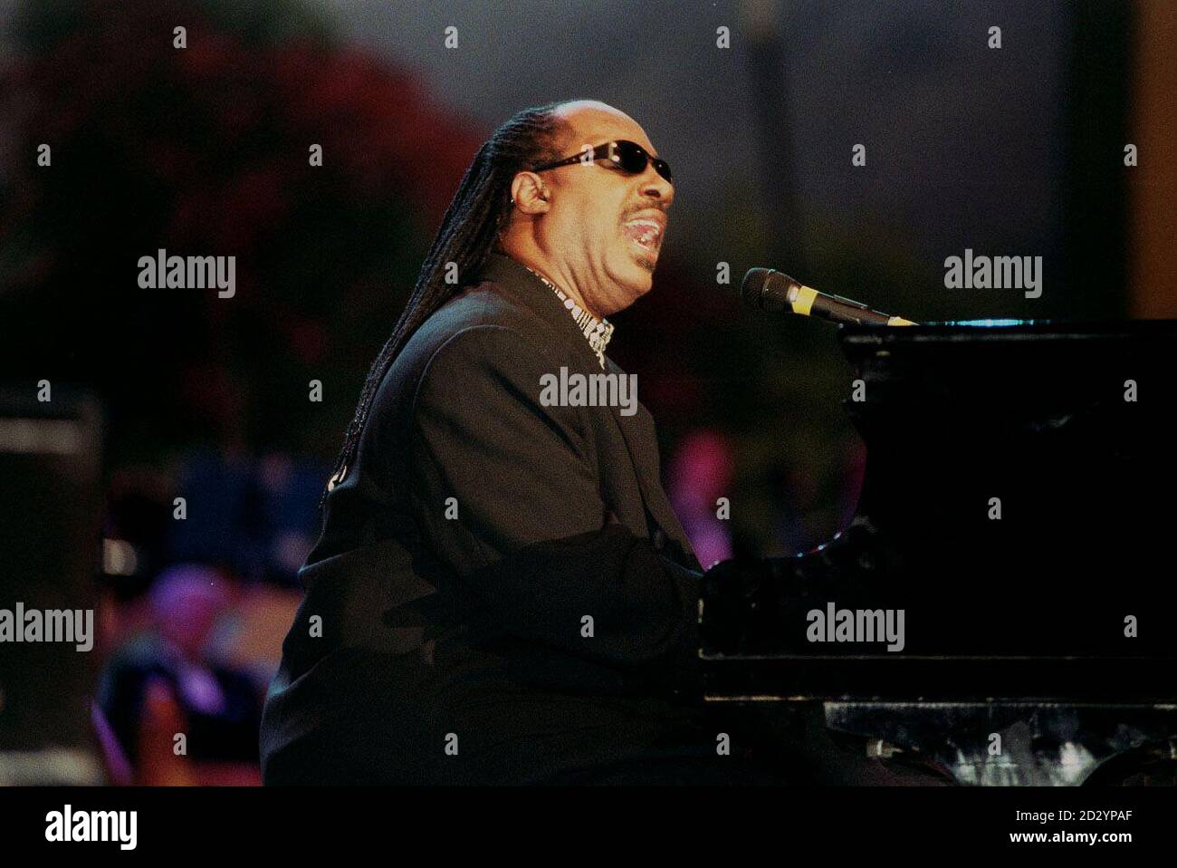 PA NEWS PHOTO 9/6/98 STEVIE WONDER SI ESIBISCE SUL PALCO A MODENA, IN ITALIA, AL CONCERTO BENEFICO "WAR CHILD" DI LUCIANO PAVAROTTI Foto Stock