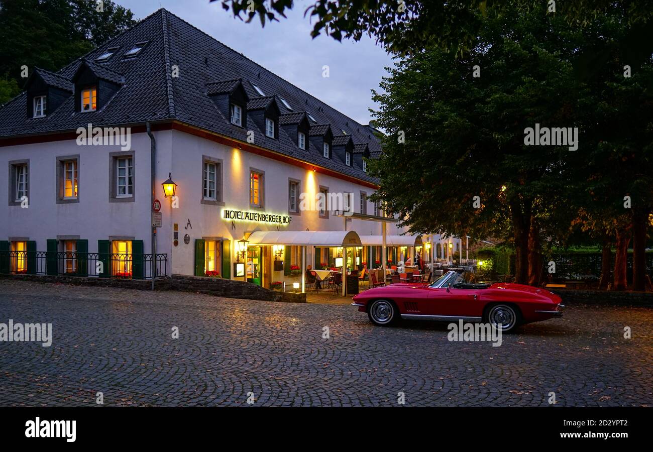ODENTHAL, GERMANIA - 06 settembre 2020: Auto sportiva convergente rossa di fronte ad un ristorante Foto Stock