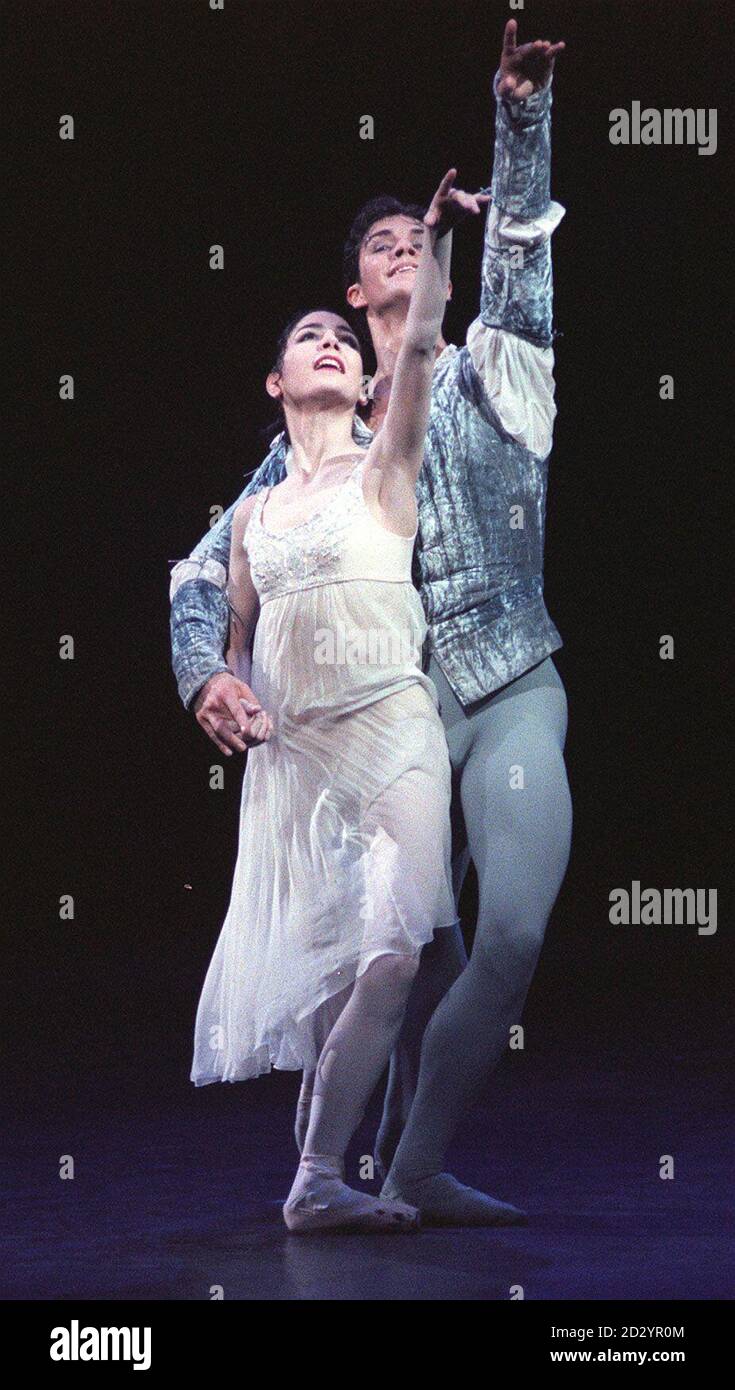 Tamara Rojo e Roberto bolle prendono i ruoli principali nelle prove di vestiaria di stasera (Mer) dell'adattamento di Derek Deane del balletto Prokofiev Romeo e Juliet, che si apre alla Royal Albert Hall il 18 giugno. La produzione dell'Opera Nazionale Inglese è il più grande evento di danza che si terrà nel Regno Unito, con un massimo di 120 ballerini in scena contemporaneamente. Foto di Paul Treacy/PA Foto Stock