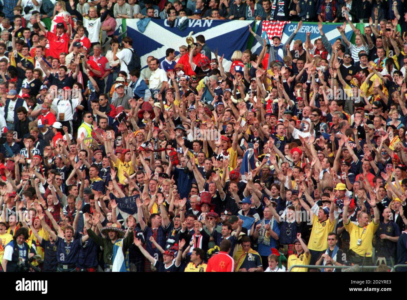 PA NEWS PHOTO 16/6/98 I FAN SCOZZESI GUARDANO LA SECONDA PARTITA DELLA LORO SQUADRA NELLA COPPA DEL MONDO DI CALCIO DEL 1998, CONTRO LA NORVEGIA A BORDEAUX, FRANCIA. LA PARTITA È TERMINATA 1-1. Foto Stock