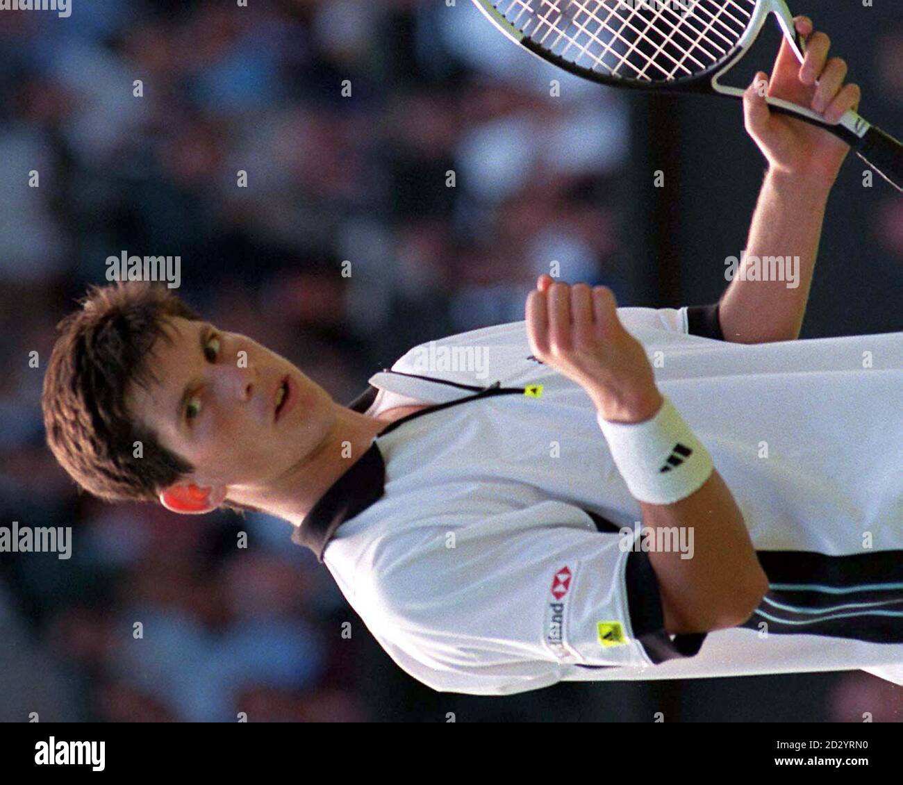 Il britannico Tim Henman, reagisce alla sua vittoria sul sudafricano D Nainkin in un quattro setter 6-3 5-7 6-4 6-2 al Wimbledon Championships oggi (Mercoledì). Foto di Martyn Hayhow/PA. Foto Stock