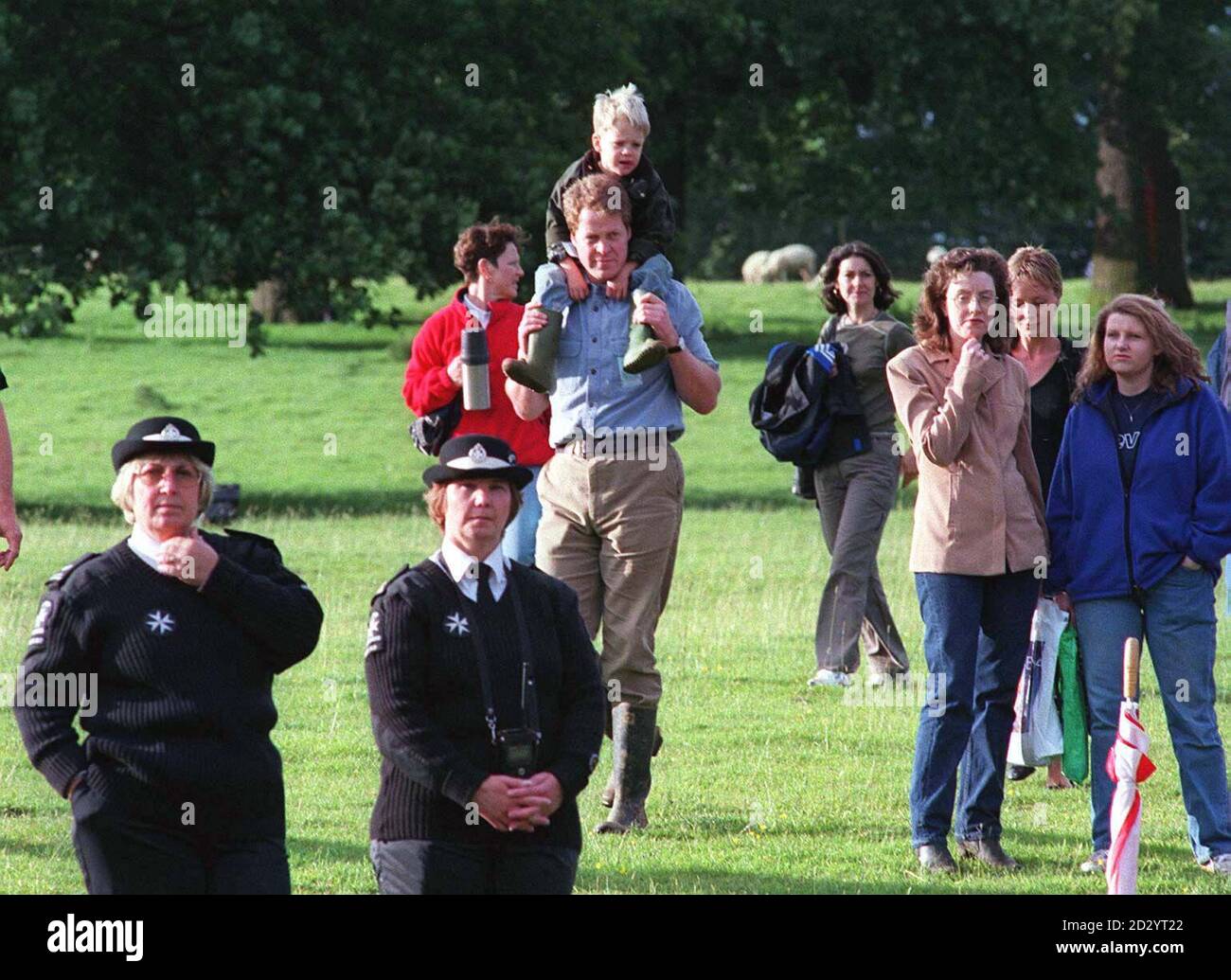 Charles, Earl Spencer che porta il figlio Louis sulle spalle, cammina attraverso le folle che partecipano al concerto tributo della scorsa notte a sua sorella Diana, Principessa del Galles, ad Althorp, la casa di famiglia. IMMAGINE DAVID JONES/PA Foto Stock