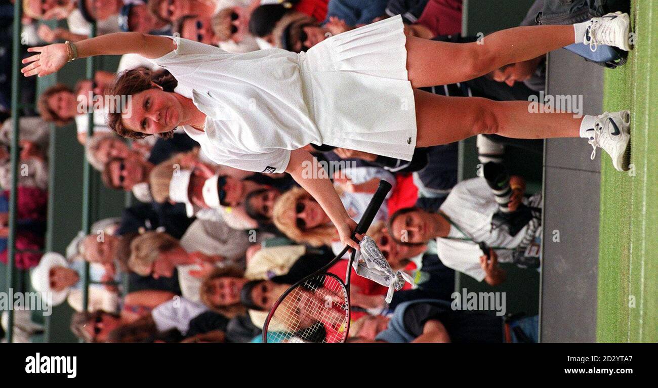 Nathalie Tauziat di Francia celebra dopo aver battuto Lindsay Davenport degli Stati Uniti, Tauziat che è seminato n.16 battere il seme n.2, 6-3,6-3 sulla corte n. uno a Wimbledon oggi (Mercoledì). Foto di Neil Munns/ PA Foto Stock
