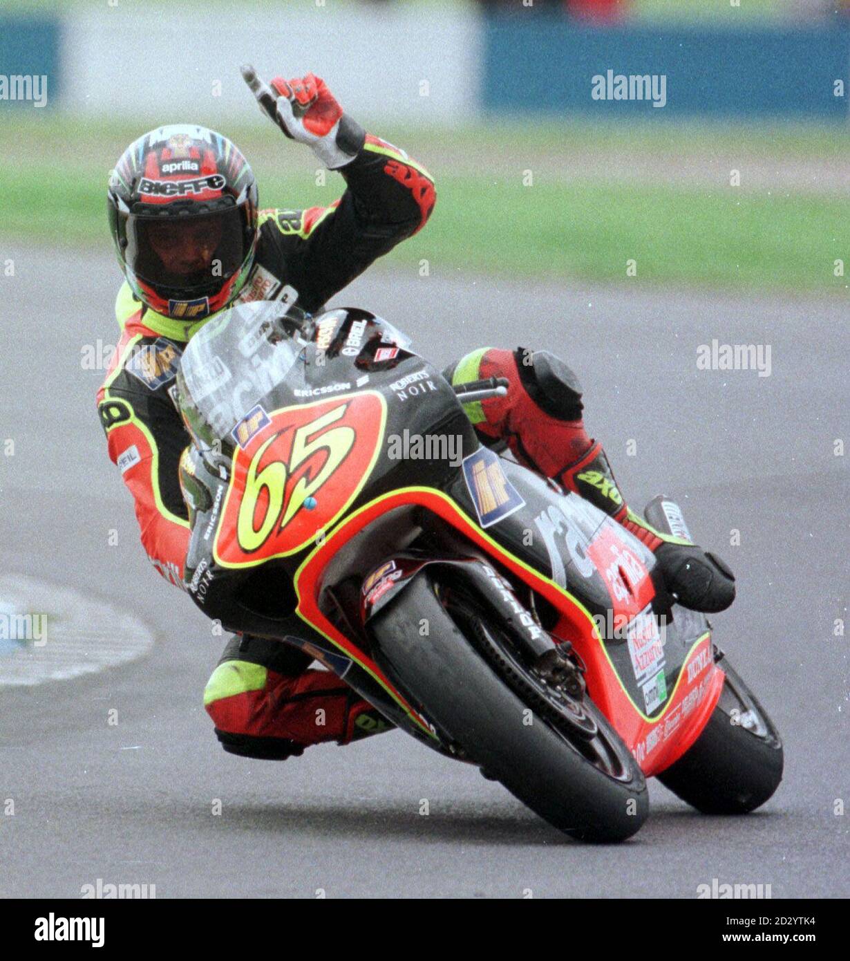 Loris Capirossi sul suo Aprilla saluta la sua vittoria nella corsa 250cc durante il Gran Premio di motociclismo a Donnington Park oggi (domenica). Foto di Jeremy Williams/PA Foto Stock