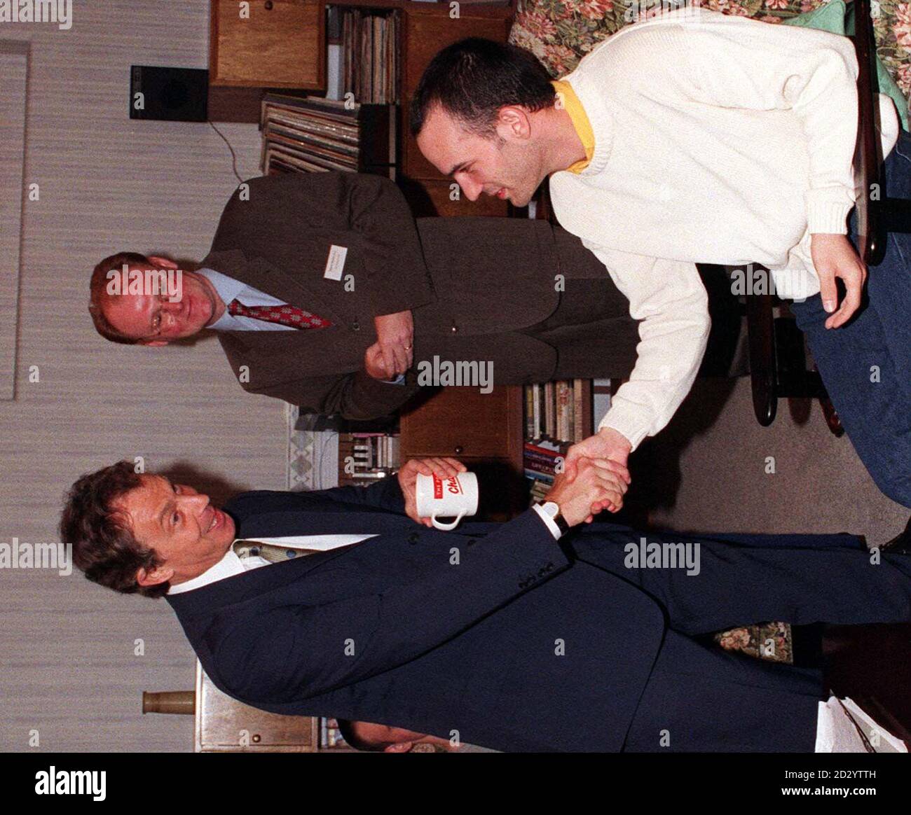 Il primo Ministro Tony Blair (a sinistra) durante la sua visita al Passage Day Center per i senzatetto, nel sud-ovest di Londra oggi (martedì). Foto di Michael Stephens. FOTO DELLA PISCINA. Vedere PA Storia POLITICA senza tetto. Foto Stock