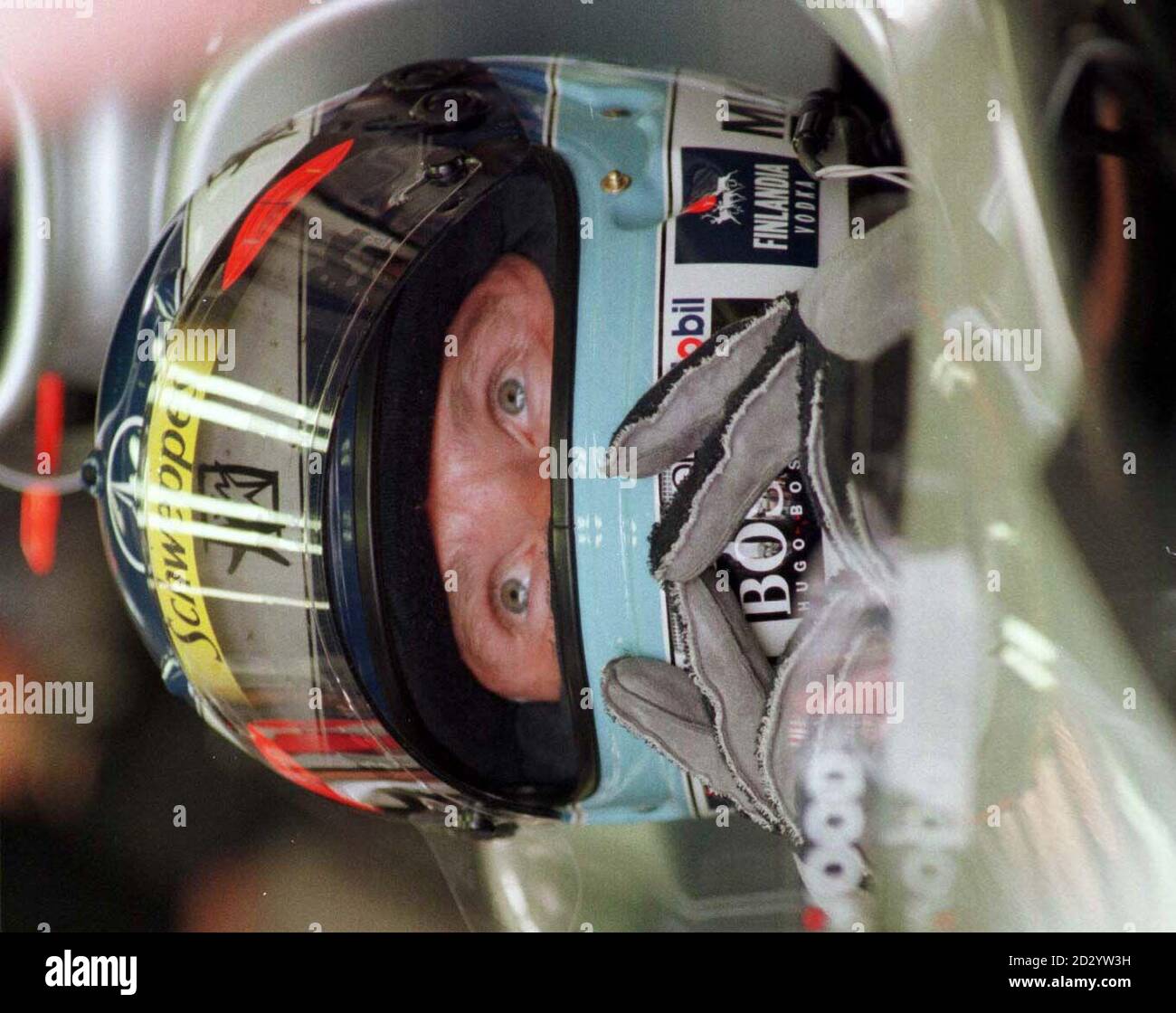 Il pilota Mercedes Mikka Hakkinen guarda lo schermo mentre il compagno di squadra David Coulthard fa il miglior tempo durante le prove di oggi (venerdì) a Silverstone. FOTO HUMPHREYS/PA. Foto Stock