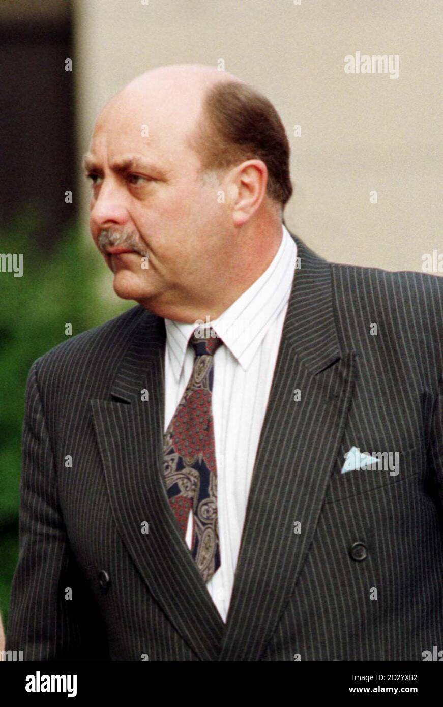 File della libreria, datato 7.7.98. Il detective capo Ispettore Elmore Davies della polizia di Merseyside arriva a Nottingham Crown Court, dove è accusato di corruzione e di atti volti a pervertire il corso della giustizia pubblica, dopo aver presumibilmente acconsentito a fornire informazioni sul perseguimento di un uomo accusato di sparare a una polizia stabile. Vedi PA storia TRIBUNALI Gladiator. Foto: Rui Vieira/PA. Foto Stock