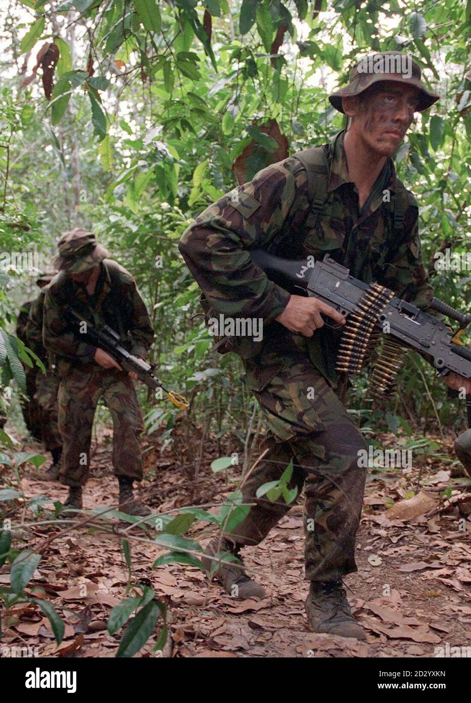 File della biblioteca non datato di Royal Marines dal 40 Commando, con sede a Taunton, che conduce addestramento nella giungla a Brunei. Gli stessi comandos della Royal Marine sono stati stanotte in stand-by per aiutare a evacuare i cittadini britannici dal Congo dilaniato dai conflitti. Foto PA Foto Stock