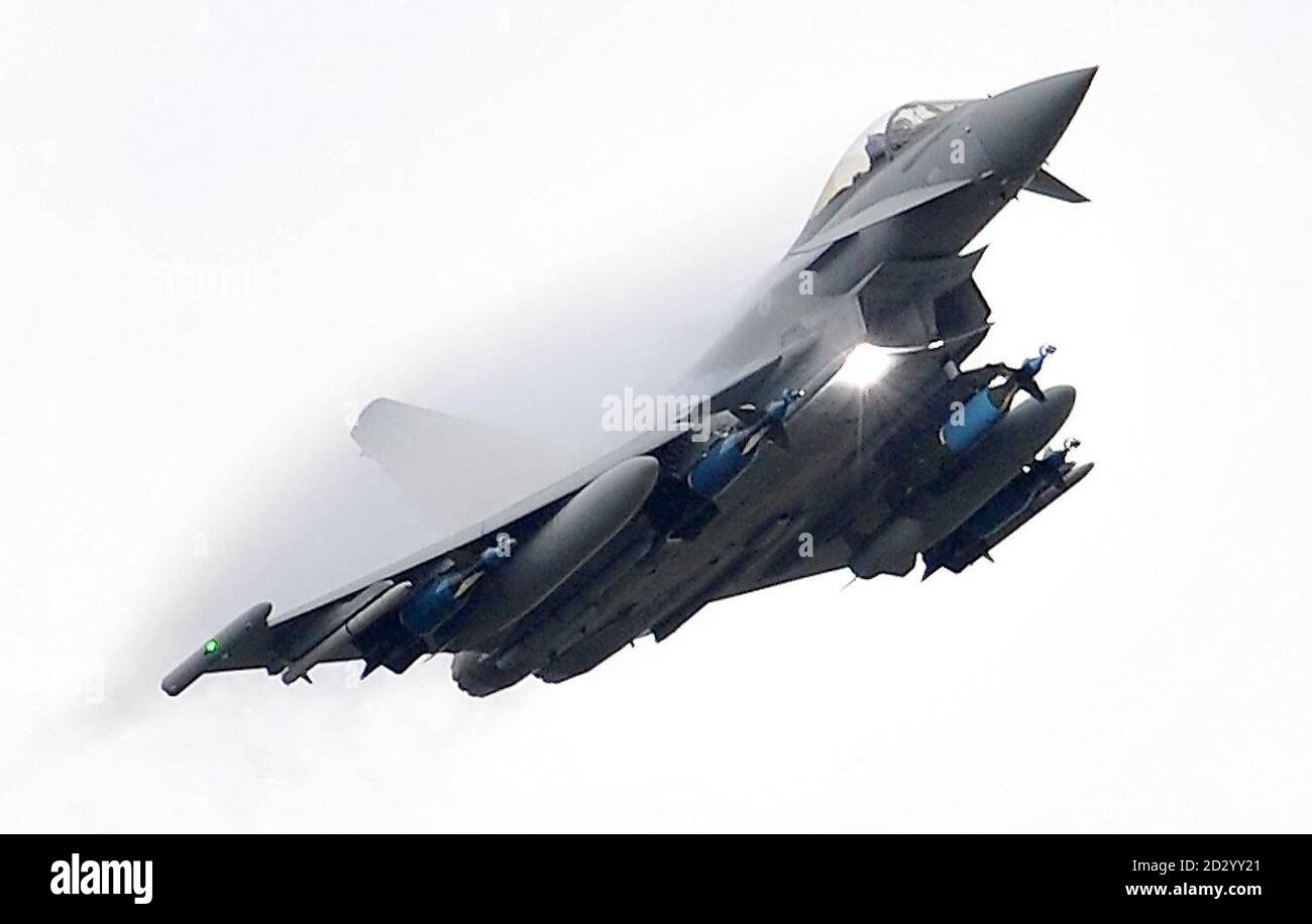 Un tifone suona con un carico fittizio durante il Royal International Air Tattoo al RAF Fairford, Gloucestershire. Foto Stock