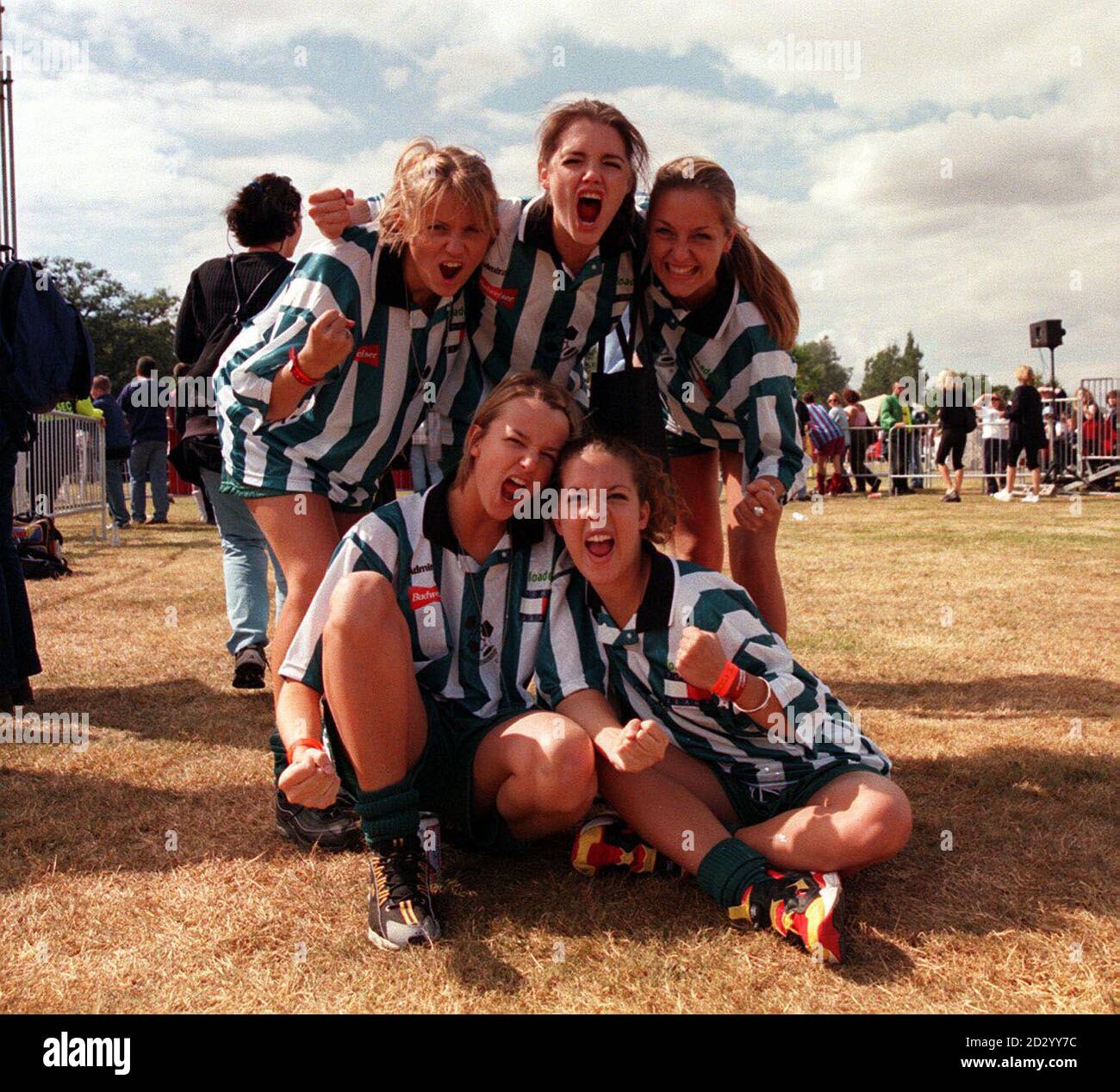 L/R INDIETRO: DANIELLE BRENT & NATASHA SYMMS DI HOLLYOAKS E ANN MARIE DAVIES DI BROOKSIDE, CON I COMPAGNI DI SQUADRA ELLIE FEARMAN (A SINISTRA) E NATALIE CASEY, ANCHE DI 'HOLLYOAKS', ALLA V98 CELEBRITY FOOTBALL MATCH. A CHELMSFORD. Foto Stock