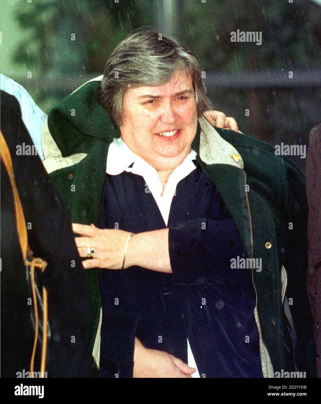 La moglie del medico di Manchester, Harold Shipman, lascia Tameside Magistrates Court. Dottor Shipman oggi (Martedì) è apparso in tribunale incaricato di uccidere un paziente, falsificando la sua volontà 300,000 a suo favore, e forgiando documenti. Harold Shipman, 52 anni, di Mottram, Hyde, Greater Manchester, è accusato di aver ucciso Kathleen Grundy, 81 anni, il 24 giugno di quest'anno. Foto di Dave Kendall/PA. Vedere PA storia COURTS Doctor. Foto Stock