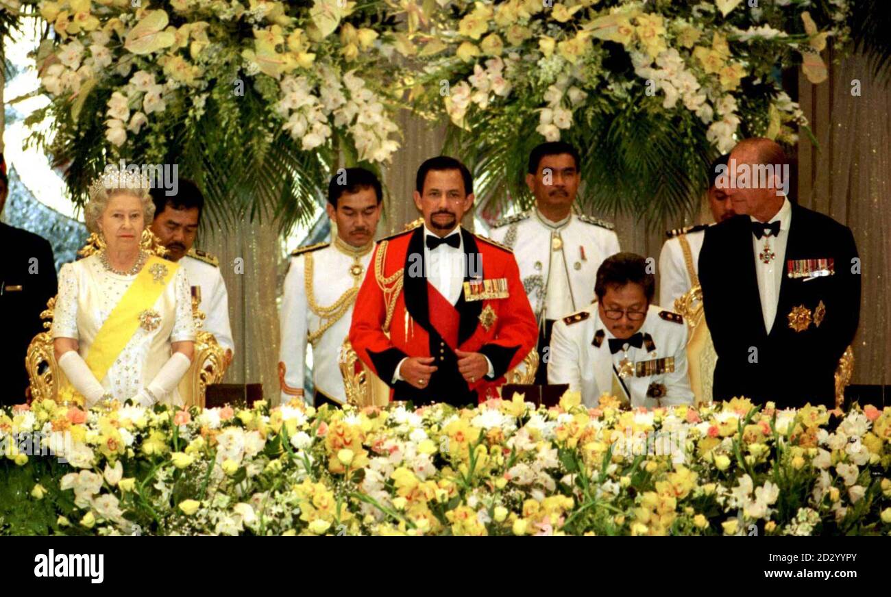 La Regina partecipa a un banchetto tenuto in suo onore dal Sultano di Brunei, nel suo palazzo, l'Istana Nurul Iman, a Bandar seri Begawan durante il secondo giorno della sua visita di Stato di tre giorni a Brunei. Fotografia di Mike Forster/POOL/PA Foto Stock