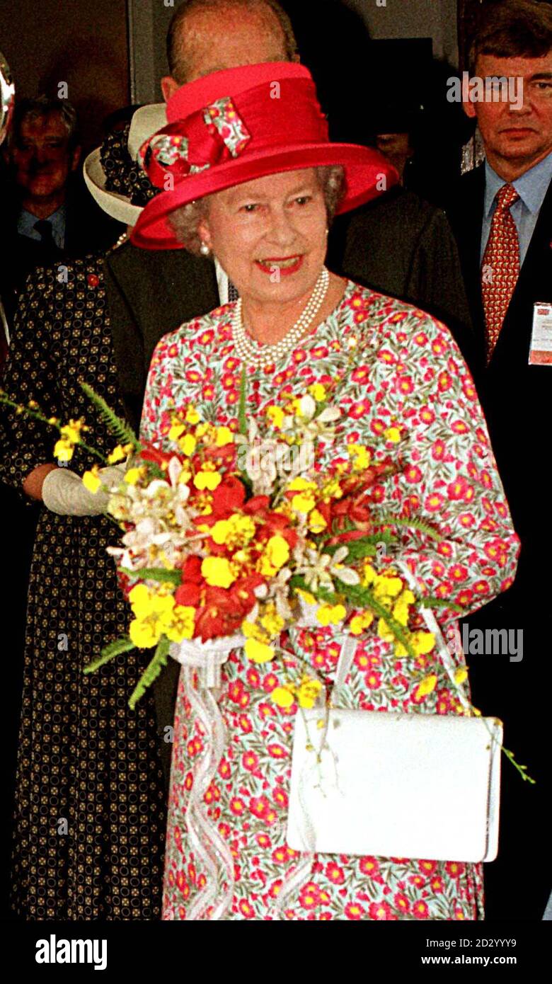 La Regina parte dal Catedral di St Mary, Kuala Lumpur, il secondo impegno della sua visita di Stato di quattro giorni alla capitale malese, dove chiuderà più tardi i Giochi del Commonwealth. Foto in piscina di Fiona Hanson/PA Foto Stock