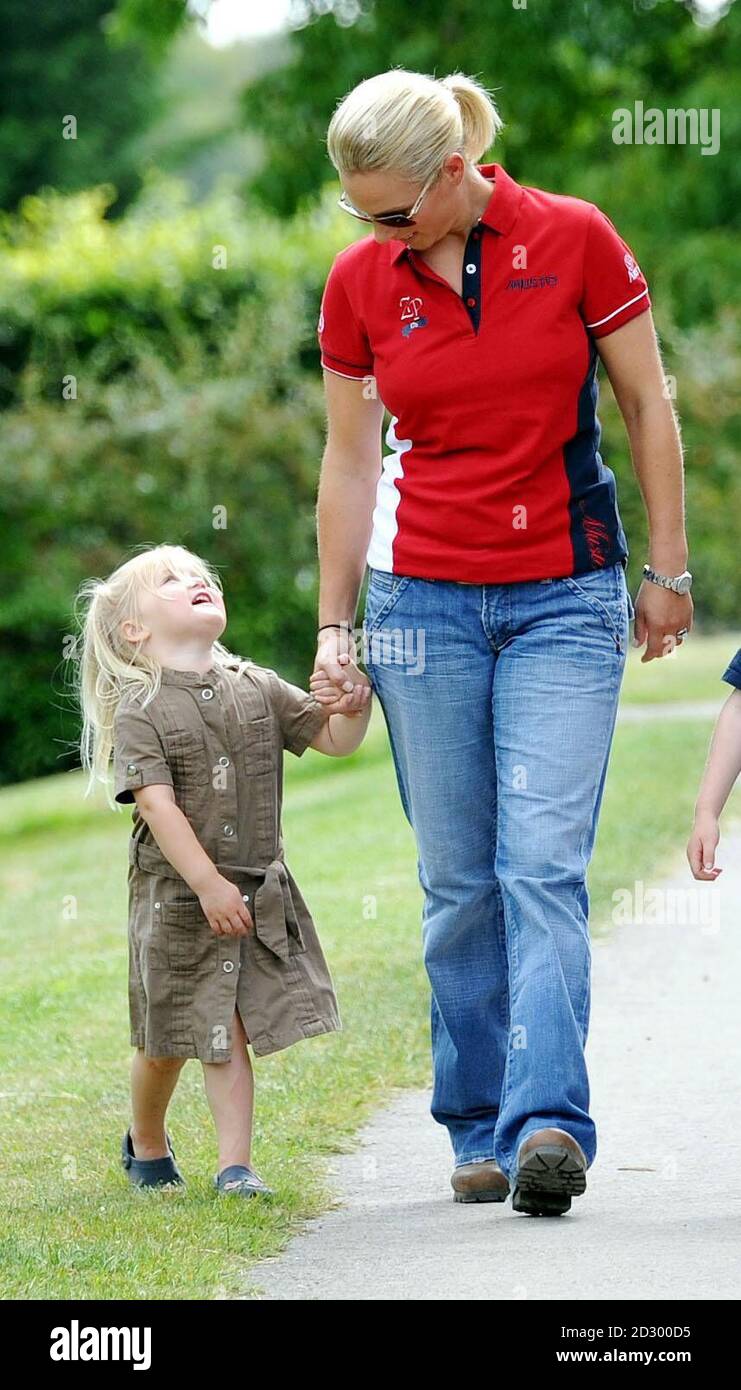 Zara Phillips cammina con la figlia (foto scattate con il consenso dei  genitori ma i nomi non dati) di un amico di famiglia durante il lancio del  suo ZP '176' Kids, la