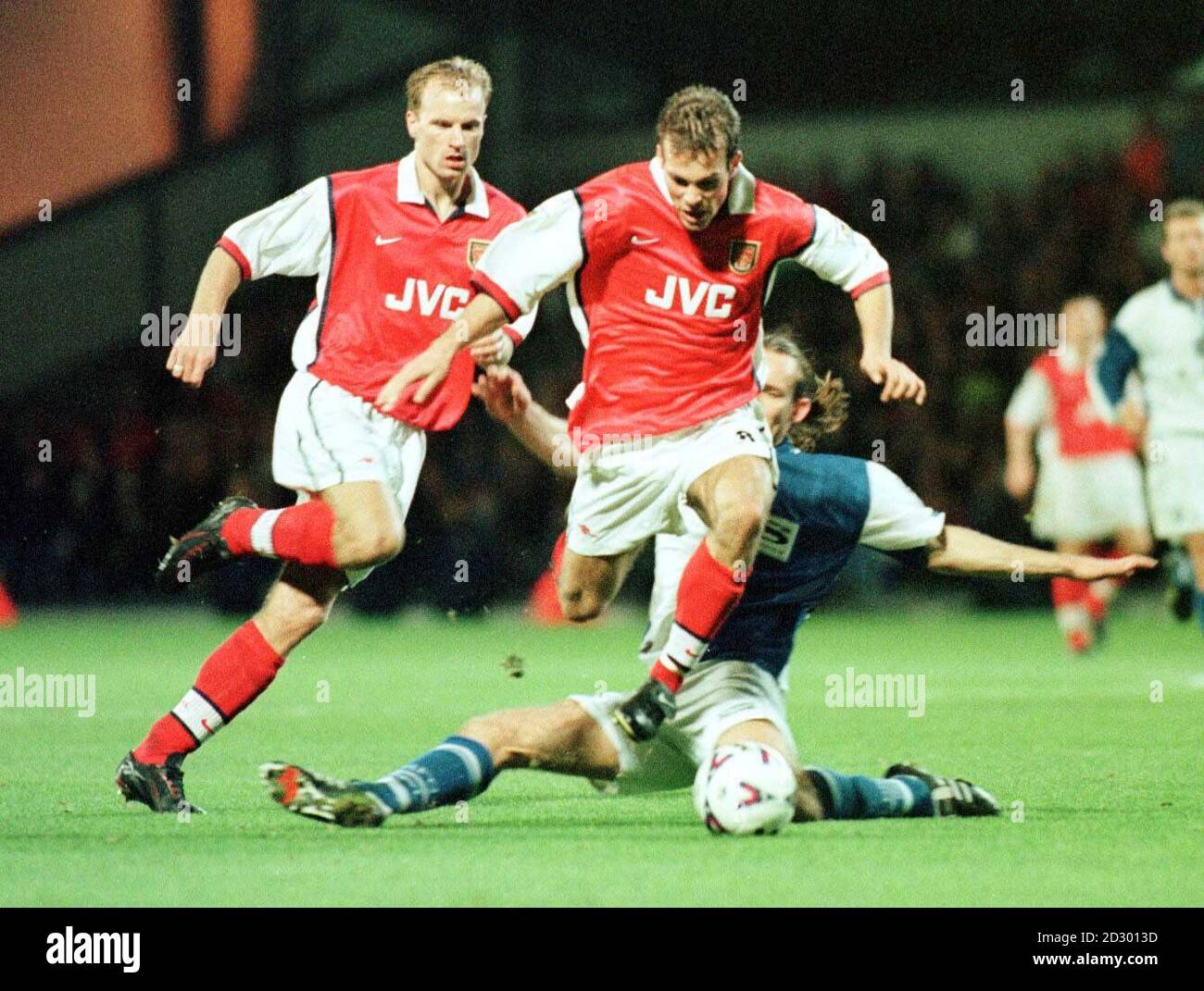 Dennis Bergkamp di Arsenal (a sinistra) e Fredrik Ljungberg si accatastano sulla pressione lasciando Blackburn Rovers Darren Peacock a terra durante questo pomeriggio (Domenica) fa Carling Premiership scontro a Ewood Park Arsenal sconfisse Blackburn 2-1 Foto di Dave Kendall/PA Foto Stock