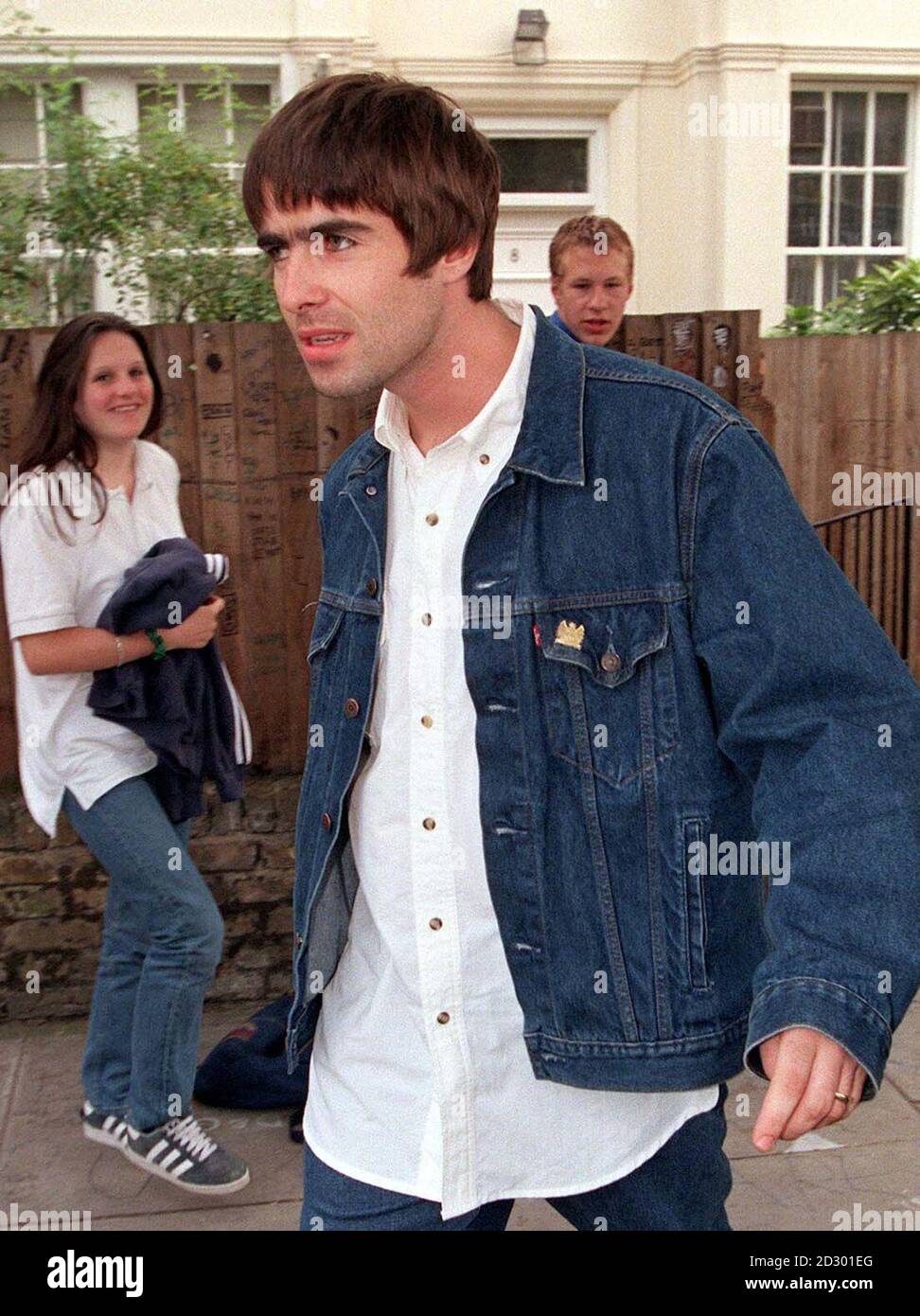 La stella dell'oasi Liam Gallagher lascia la sua casa a Londra. Gallagher è stato formalmente messo in guardia dalla polizia a seguito di un busto-up a bordo strada con un ciclista. 4/11/98: Gallagher è stato arrestato, Scotland Yard ha riferito, dopo aver presumibilmente danneggiato la fotocamera di un fotografo un pub a Londra. *fuori dal pub Pembroke Castle, a nord-ovest di Londra, alle 17:00 circa. Foto Stock