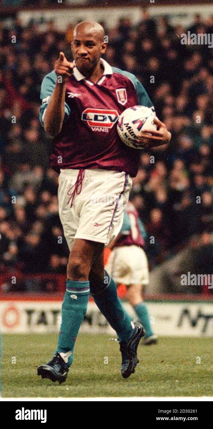 Dion Dublin festeggia dopo aver segnato il secondo gol di Villa durante lo scontro tra Aston Villa e Liverpool a Villa Park. Punteggio finale Villa 2 Liverpool 4 . .*06/01/2000 - John Gregory, manager di Aston Villa, ha subito un colpo con la notizia che lo star attaccante Dion Dublin, sarà messo da parte per il resto della stagione con la sua ferita al collo rotta. Gregory era stato inizialmente ottimista sul fatto che il capocannoniere Dublino con 13 goal potesse essere nuovamente disponibile dopo tre mesi per il periodo finale della campagna. Dublino non si aspetta di giocare di nuovo questa stagione e non è nemmeno previsto Foto Stock