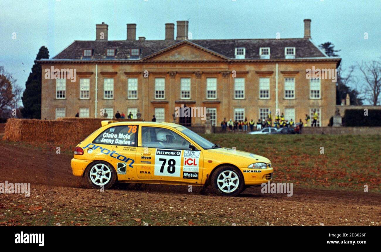 Tutte le squadre femminili di Jenny Davies e Claire Mole nel loro Proton passano Cornbury House durante la prima giornata del Network Q Rally di oggi (Domenica). Foto Barry Batchelor/PA Foto Stock