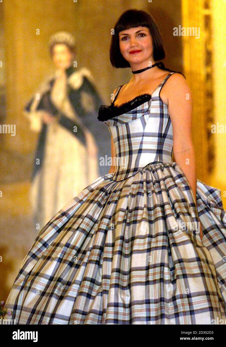 Tara Gibson modella il nuovo tartan dedicato alla memoria di Diana, principessa del Galles, lanciato oggi a Edimburgo (lunedì). Il abito da ballo con il nuovo tartan è stato progettato da Elizabeth Emmanuel, che 17 anni fa ha creato l'abito da sposa di Diana. Foto Stock