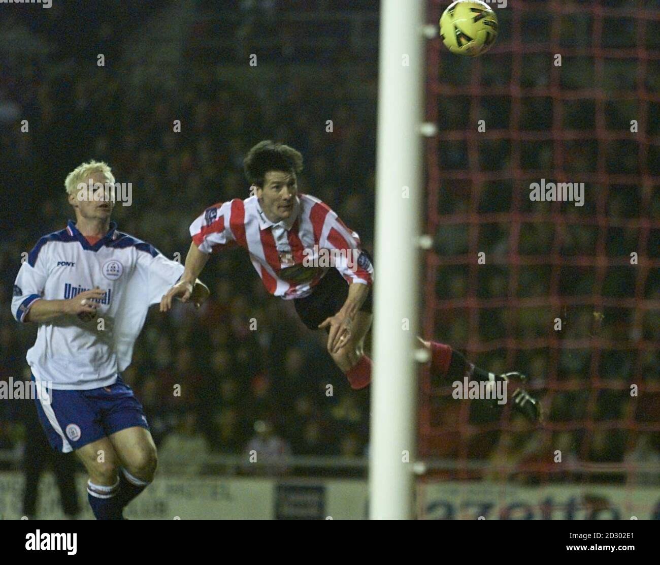 Sunderlands Alan Johnson prova una testata di immersione solo per essere ribaltato sopra il bar dal guardiano di Lutons Kelvin Davis nella Coppa di Worthington stasera (Martedì). Foto di Owen Humphreys/PA> Foto Stock