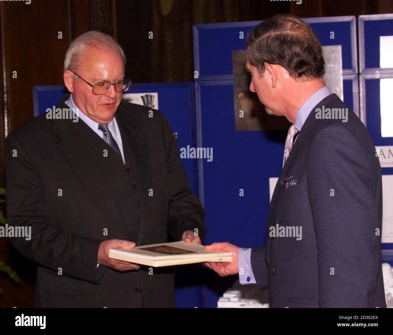 Il Principe del Galles presenta oggi, 2 dicembre 1998, al Palazzo di Holyroodhouse di Edimburgo, durante la sua visita ufficiale di Stato nel Regno Unito, una copia del rapporto del progetto Potsdam del Principe. Il progetto Potsdam è di importanza internazionale ed è impegnato nello studio dello sviluppo urbano in un contesto europeo. Foto WPA ROTA di Chris Bacon/PA Foto Stock