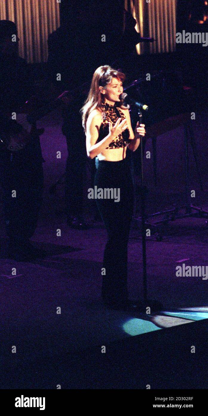 PA NEWS PHOTO 13/12/98 SHANIA TWAIN SUONA SUL PALCO ALLA LONDON ARENA DURANTE LA FESTA DEI VINCITORI DEL SONDAGGIO SMASH HITS. Foto Stock