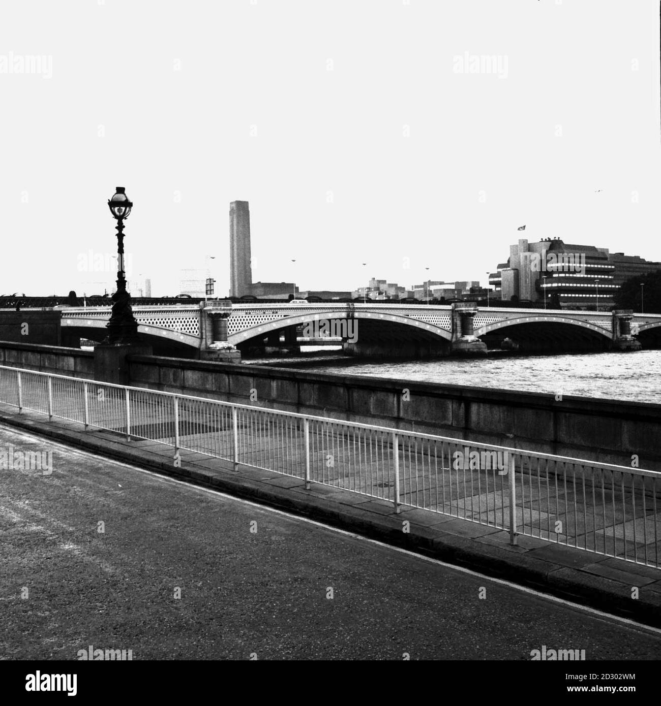 FILER. Blackfriars Bridge di Londra, dove è stato trovato appeso il corpo di un finanziere italiano Roberto Calvi. * i due figli dei Calvi, noti come banchiere di Dio, si radunarono nella sua tomba oggi 16,1998 dicembre, per l'esumazione del suo corpo per determinare se la sua morte del 1982 fosse un omicidio o un suicidio. Foto Stock