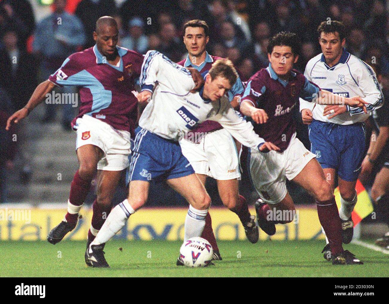 QUESTA IMMAGINE PUÒ ESSERE UTILIZZATA SOLO NEL CONTESTO DI UNA FUNZIONE EDITORIALE. West Ham's Ian Wright e Frank Lampard si avvicinano a Tony Grant in uno scontro di premiership di oggi (sabato) con Everton, all'Upton Park. I martelli hanno vinto la partita 2-1. Foto di Neil Munns/PA Foto Stock