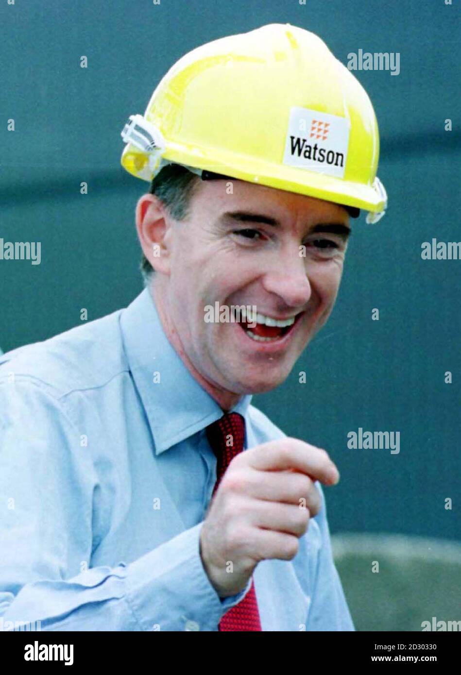 Peter Mandelson, il ministro del lavoro senza portafoglio, visita Watsons Steel Works vicino a Bolton (20/08/97) per vedere la vista della costruzione del Millennium Dome. Mandelson si dimise dal governo (23/12/98) su un prestito domestico. * Mandelson si dimise dal governo come Segretario per il Commercio e l'industria, dopo aver accettato un prestito domestico del 373,000 dal Paymaster Generale Geoffrey Robinson. Robinson si dimise il suo posto allo stesso tempo. 09/11/00: In qualità di Ministro senza portafoglio Mandelson ha partecipato attivamente allo sviluppo del Millennium Dome nel sud-est di Londra. Una relazione dannante sul Dome Foto Stock