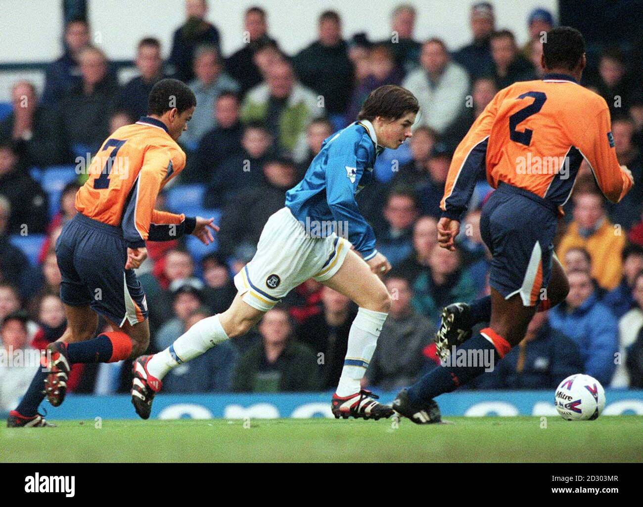 Everton's John Oster passa accanto al Kieron Dyer di Ipswich Town (a sinistra) e a Fabian Wilnis durante una partita di football della fa Cup 4th Round al Goodison Park. Foto Stock