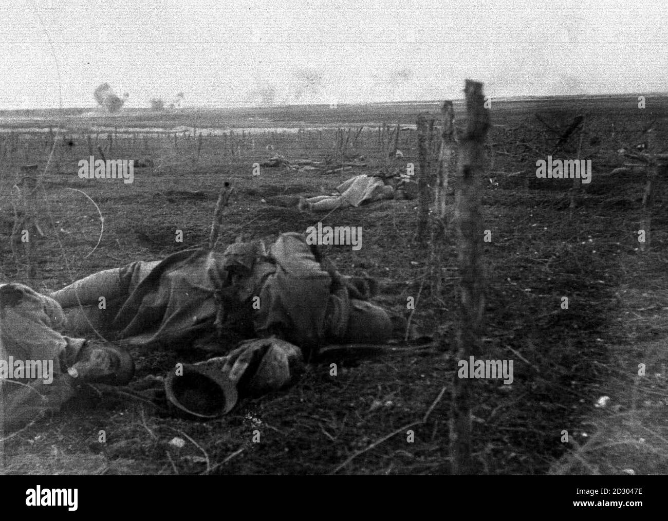 Soldati francesi, dopo aver superato il filo spinato, stesi morti vicino alle linee tedesche, durante la prima guerra mondiale nel 1915. Foto parte della collezione PA della prima guerra mondiale. Foto Stock