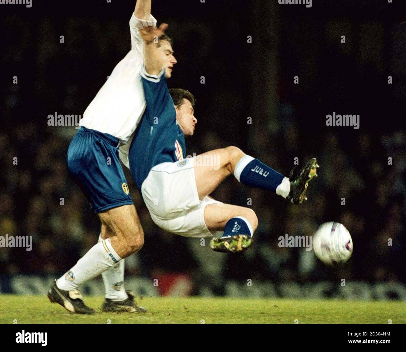 David Wetherall di Leeds United (a sinistra) in azione con Tony Cottee di Leicester City, durante la loro partita fa Carling Premiership a Filbert Street a Leicester. Leeds ha vinto la partita 2-1. Foto Stock