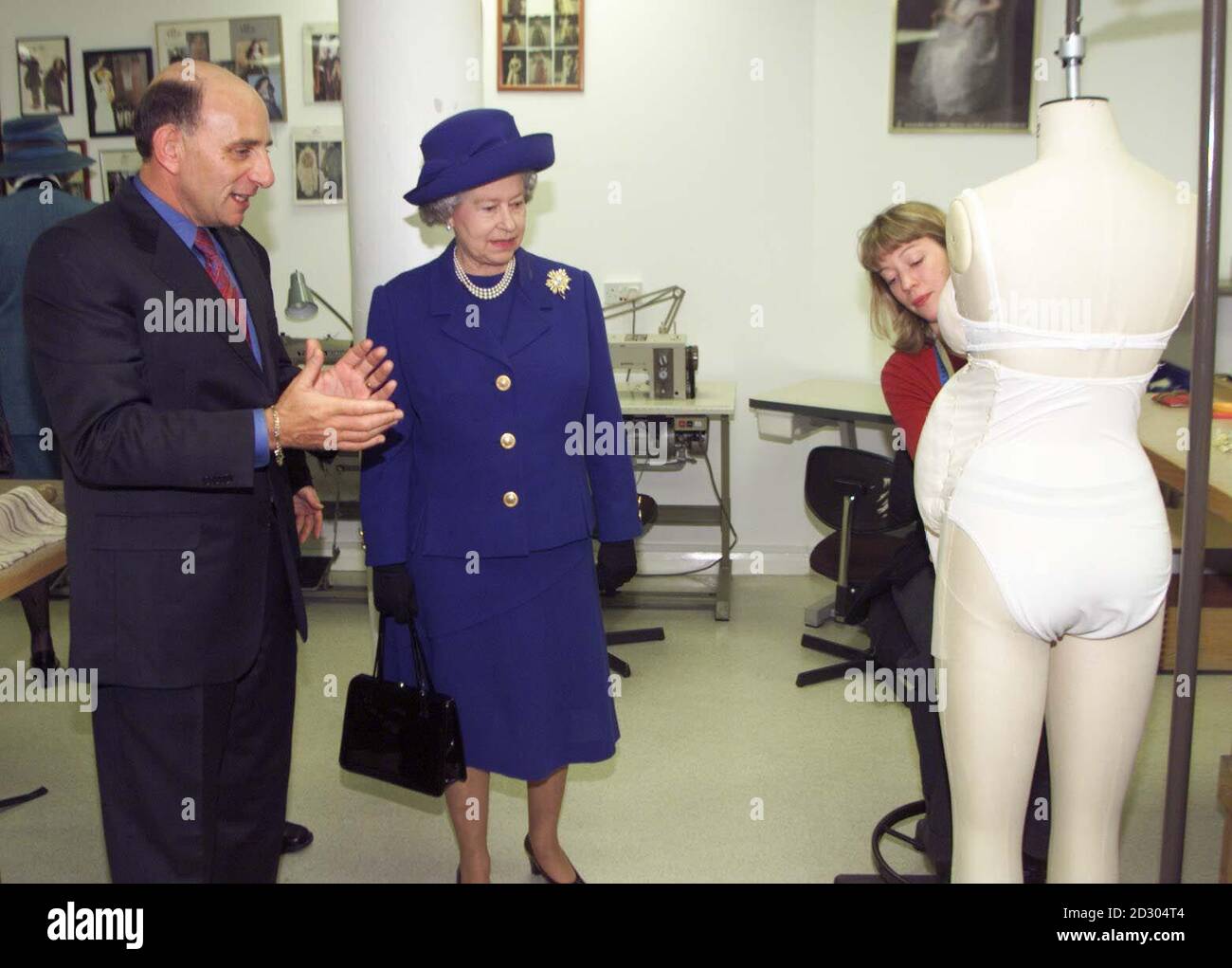 Il presidente dei costumisti teatrali di Londra Angels e Tim Angel di Bermans e il membro dello staff Helen McKenzie mostrano oggi a Londra (giovedì) la regina un pad di gravidanza. La Regina e il Duca di Edimburgo trascorrevano la giornata visitando i teatri del West End e incontrando il personale dietro le quinte. Foto WPA Rota di Paul Hackett/Reuters Foto Stock