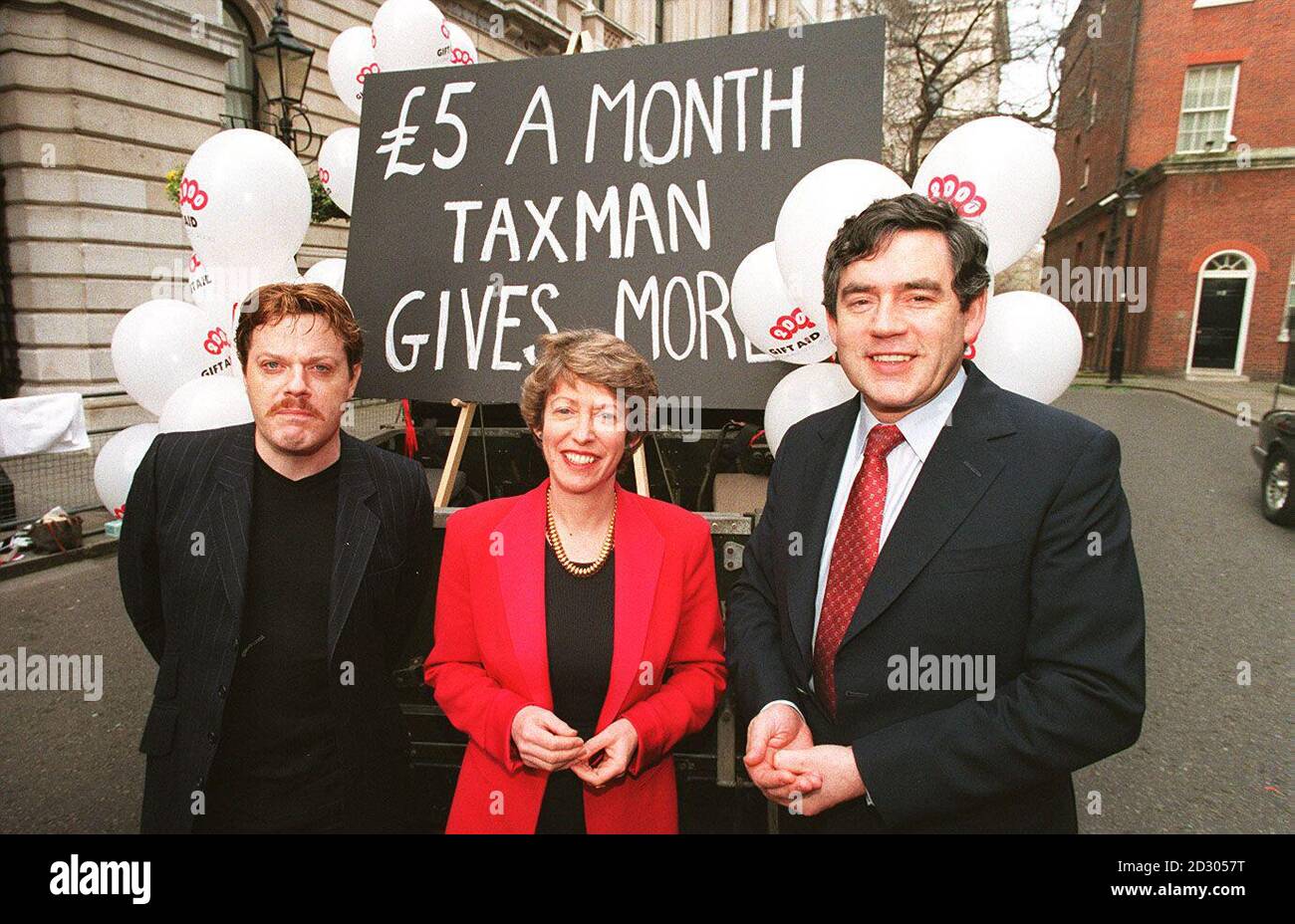 Il cancelliere Gordon Brown (destra), il segretario economico Patricia Hewitt (centro) e il comico Eddie Izzard lanciano UN AIUTO AL DONO 2000, una campagna per incentivare le donazioni a scopo benefico. Sono raffigurati a Downing Street, Londra. Foto Stock