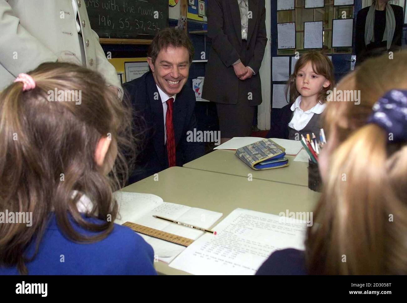 Il primo Ministro Tony Blair parla agli alunni, durante la sua visita alla prima scuola del Marine Park a Durham. Foto Stock