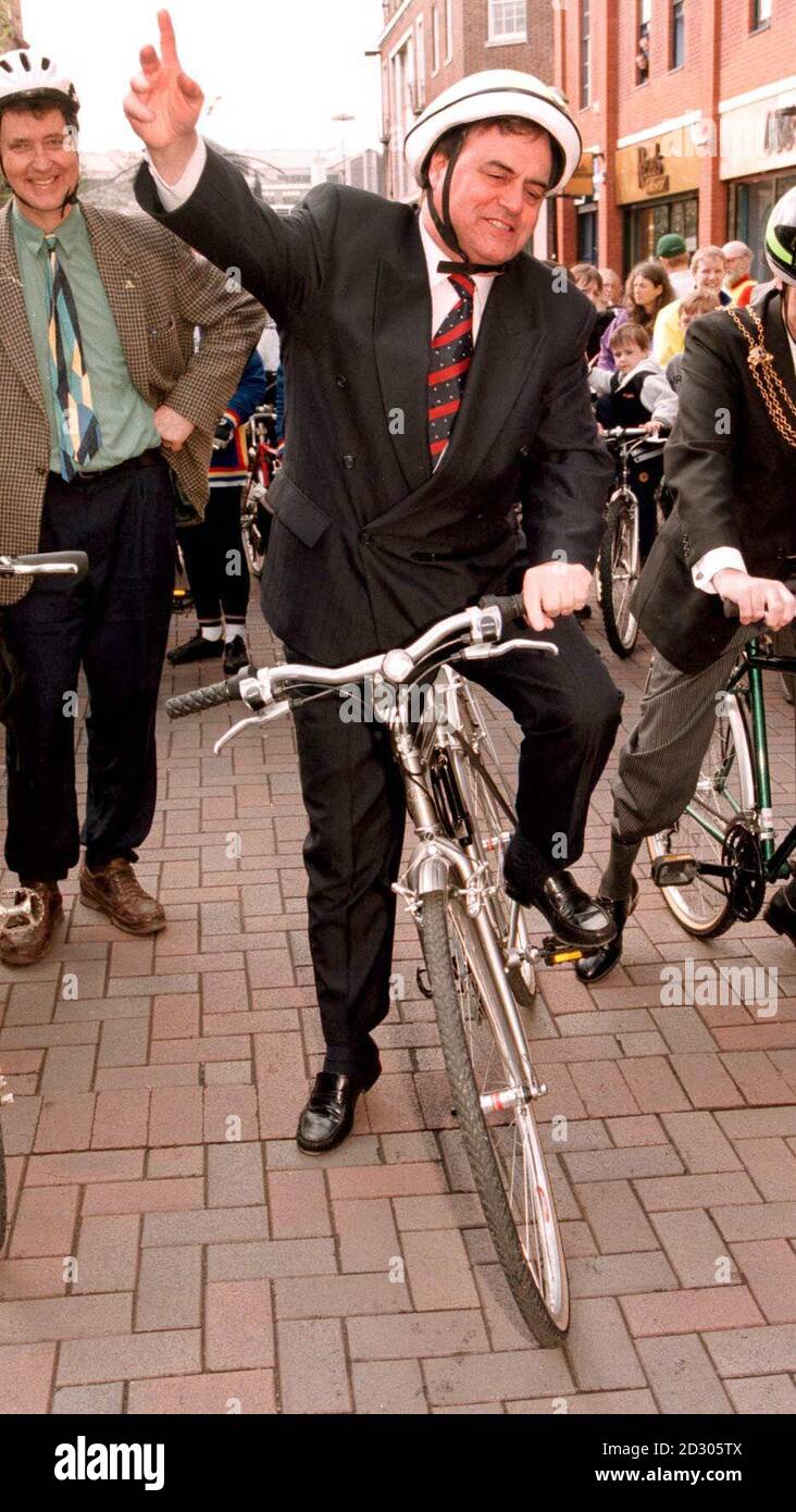 Il vice primo ministro John Prescott guida la sua bicicletta attraverso Hull, dove ha aperto la White Rose Cycle Route, che corre dalla sua città natale a Middlesbrough, via York. Foto Stock