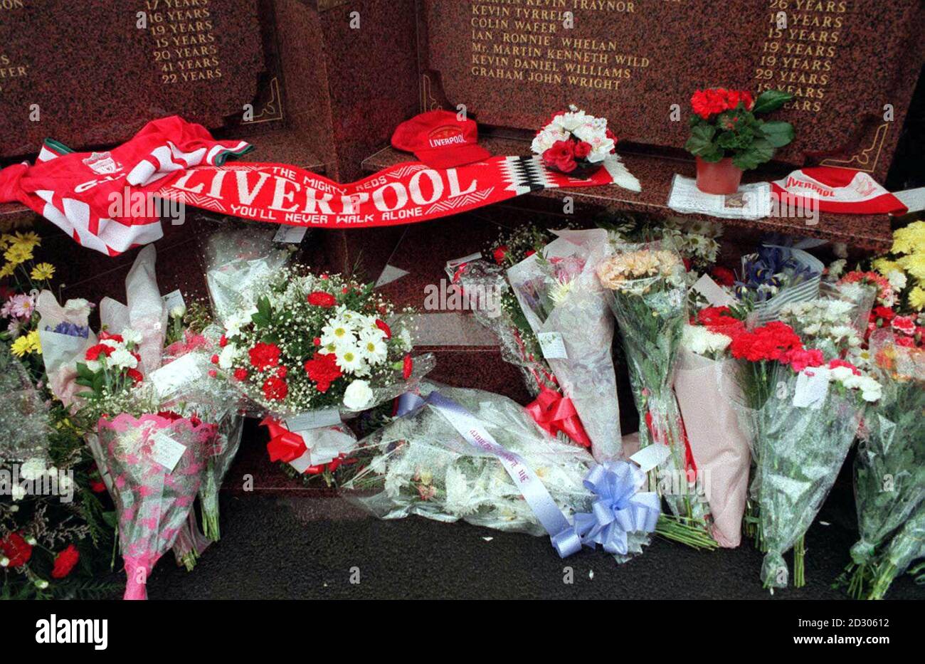 Tributi floreali all'Hillsborough Memorial presso il Ground Anfield della squadra di calcio di Liverpool, per celebrare il decimo anniversario della tragedia di Hillsborough. 96 uomini, donne e bambini sono morti durante la semifinale della fa Cup tra Liverpool e Nottingham Forest. Foto Stock
