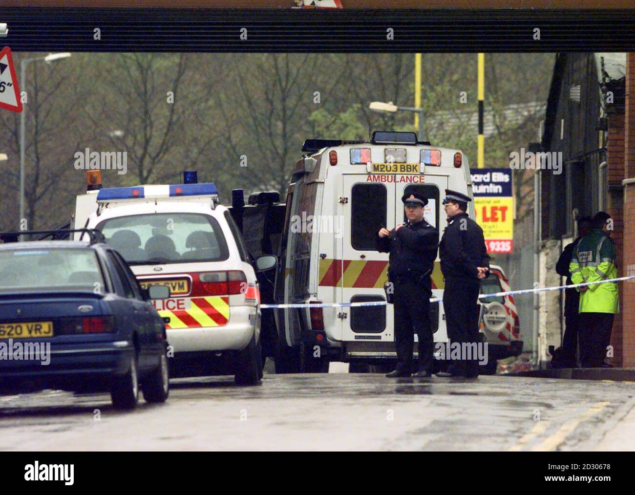 La polizia e i veicoli di emergenza si riuniscono sulla scena di un seige nel centro di Bolton, che si pensa sia collegato con sparatorie a Rochdale. Sei persone sono state curate per ferite da sparo a seguito di tre incidenti tra Bolton e Rochdale. Foto Stock