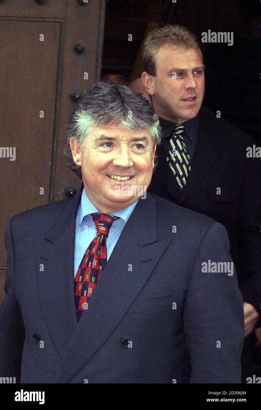 Il manager del Wimbledon FC Joe Kinnear (davanti) lascia Newcastle Crown Court con il calciatore di Bradford City Gordon Watson dopo aver dato prove per stabilire il livello di danni subiti da Watson nella sua azione di negligenza contro il difensore della città di Huddersfield Kevin Grey. * la carriera era stata effettivamente distrutta da un tackle durante il gioco della Divisione uno due anni fa. Il signor Watson ha vinto la sua azione civile contro Kevin Grey nell'ottobre 1998 dopo che aveva rotto la gamba destra in due posti durante una partita di derby tra Huddersfield e Bradford il 1 febbraio 1997. Foto Stock