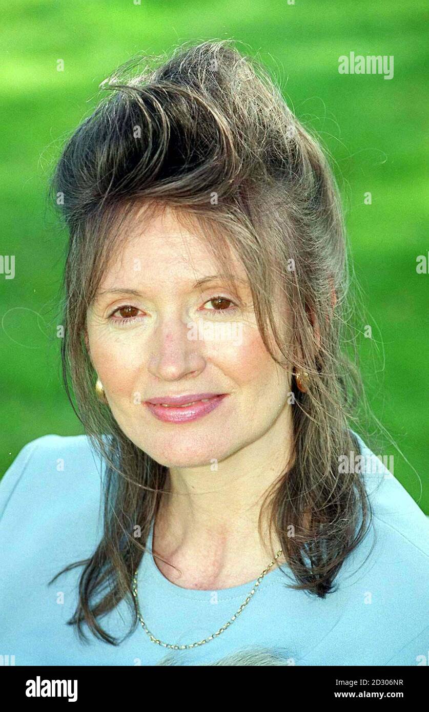 Julia Clark nella sua casa Wellow Park, vicino a Romsey, Hampshire. Julia, accusata di tenere il marito multi-milionario prigioniero in casa sua, ha detto che è stata devastata da una decisione della Corte d'appello di tagliare il suo premio di divorzio da George Clark, di 85 anni. Foto Stock