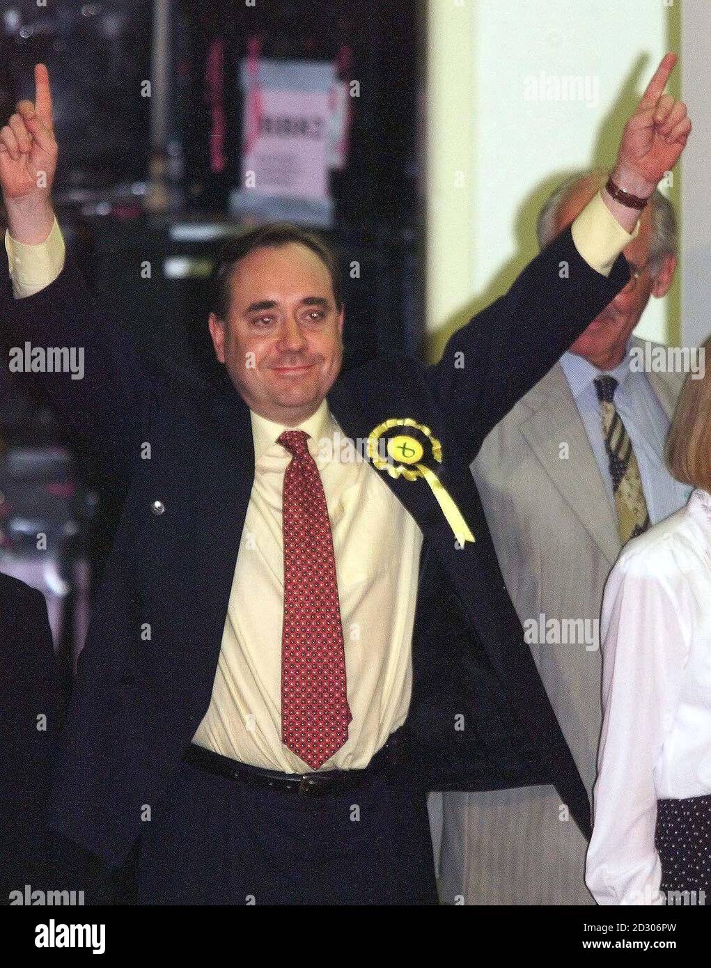 Il leader del Partito Nazionale Scozzese Alex Salmond reagisce dopo essere stato eletto membro del Parlamento scozzese mentre vince Banff e Buchan, a Macduff. Foto Stock