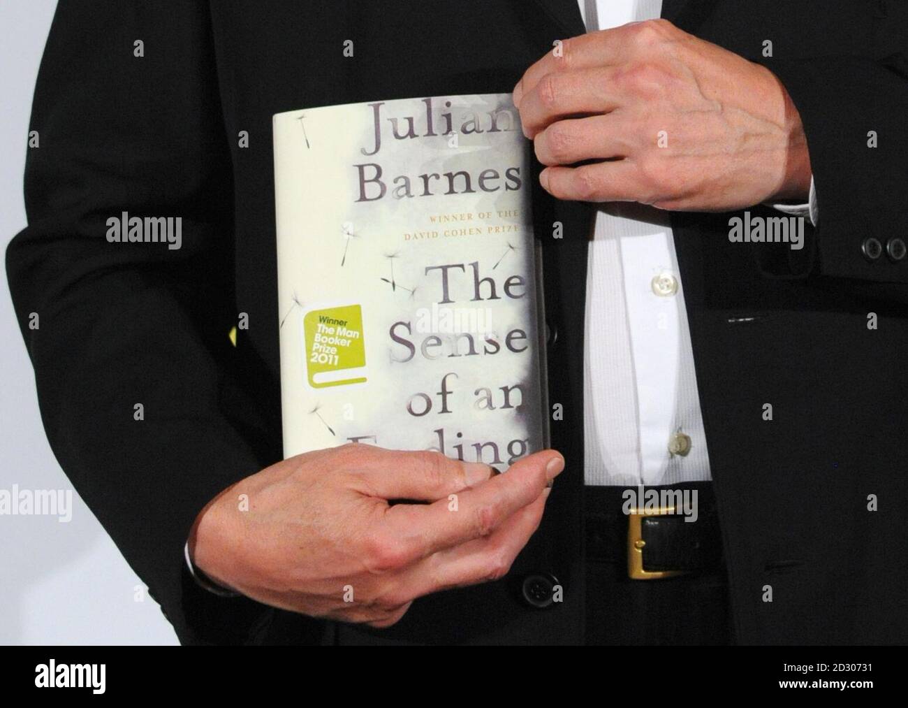 Julian Barnes detiene una copia del suo titolo vincente, come viene annunciato come vincitore del premio Man Booker presso la Guildhall di Londra. PREMERE ASSOCIAZIONE foto. Data immagine: Martedì 18 ottobre 2011. Lo scrittore Barnes, nato a Leicester, è cresciuto nei sobborghi di Londra e ha ispirato il suo primo romanzo, Metroland, che è stato realizzato in un film nel 1997. Educato a Oxford, ha lavorato come lessicografo per il supplemento Oxford English Dictionary prima di diventare un giornalista letterario per riviste e giornali, tra cui il nuovo statista, l'osservatore e il New Yorker. Vedi la storia di PA ARTS Booker. Foto credi Foto Stock