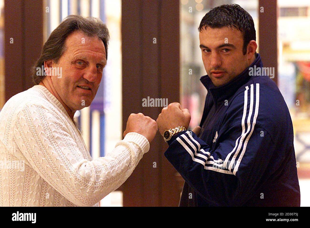 L'ex campione britannico e dell'Impero Brian London (a sinistra) passa un consiglio al pugile Mathew Eliis prima di incontrare il campione francese regnante Yacine Kingbo, in un incontro senza titolo ai Winter Gardens di Blackpool sabato 15 maggio 1999. * sulla carta sottostante di un'accecatura di peso volato WBU tra Peter Culshaw e Adrian Ochoa. Prima grande battaglia in sede da quando Brian Londra combatté negli anni '60. Foto Stock