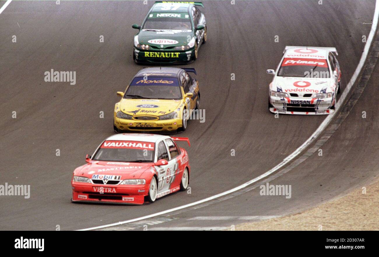 Yvan Muller di Vauxhall si avvantaggia degli errori commessi da Anthony Reid (Ford) e Laurent Aiello (Nissan) per aggiudicarsi la vittoria nel settimo round del British Touring Car Championship 1999 a Brands Hatch. Foto Stock