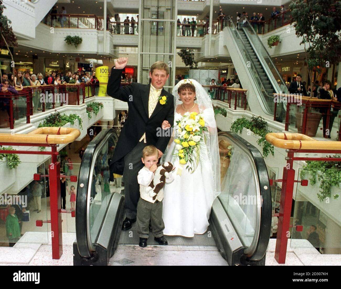 Il primo matrimonio britannico in un centro commerciale si è svolto a Redhill, Surrey, con il matrimonio di Debbie Lane e Damian Clapp. Debbie e Damian sono unite da un ragazzino Tosh nel centro commerciale Belfry. Foto Stock
